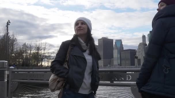 Due ragazze a New York camminano lungo il tipico skyline — Video Stock