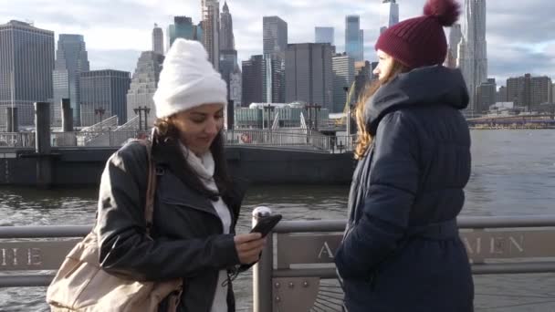 Två tjejer i New York njuta av deras sightseeingtur — Stockvideo