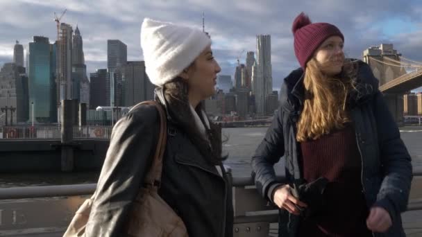 Two girls in New York enjoy their sightseeing trip — Stock Video