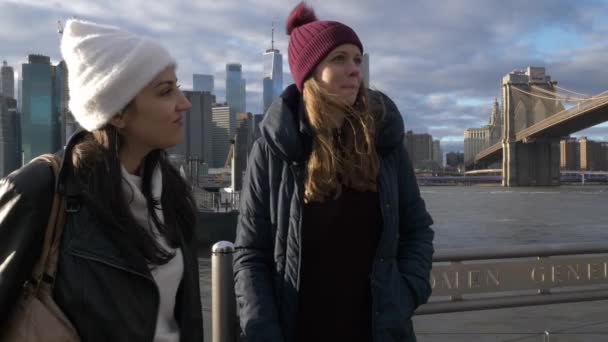 Dos chicas en Nueva York disfrutan de su viaje de turismo — Vídeos de Stock
