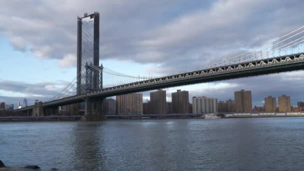 New York'ta ünlü Manhattan Köprüsü — Stok video