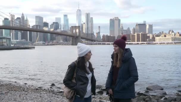 Két fiatal nő New Yorkban élvezze a lélegzetelállító Manhattan látképének — Stock videók