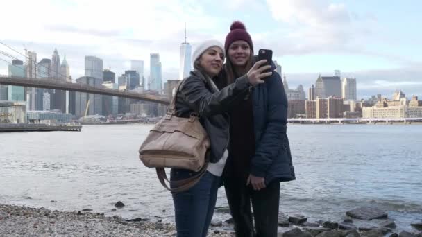 Duas jovens mulheres em Nova York desfrutar do deslumbrante Manhattan Skyline — Vídeo de Stock