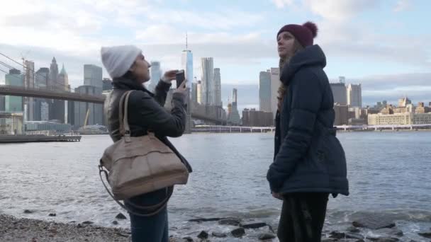 Duas jovens mulheres em Nova York desfrutar do deslumbrante Manhattan Skyline — Vídeo de Stock