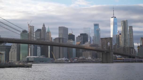 Niesamowity widok na panoramę Manhattanu z Brooklyn Bridge — Wideo stockowe