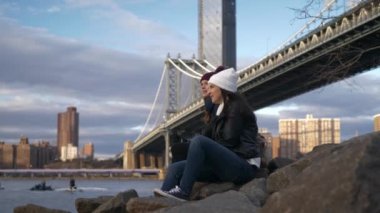 İki kız Manhattan Bridge oturup kendi turistik gezi New York'a tadını çıkarın