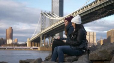 İki kız Manhattan Bridge oturup kendi turistik gezi New York'a tadını çıkarın