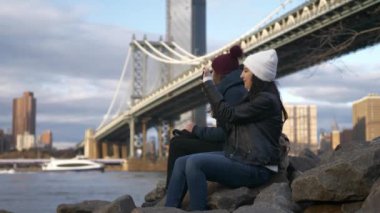 İki kız Manhattan Bridge oturup kendi turistik gezi New York'a tadını çıkarın