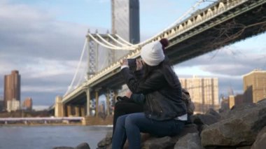 İki kız Manhattan Bridge oturup kendi turistik gezi New York'a tadını çıkarın