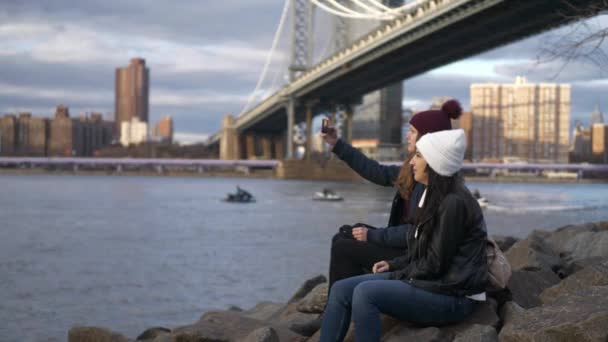 ニューヨークはマンハッタン橋でリラックスできる素晴らしい観光旅行 — ストック動画