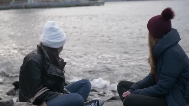 Δύο κορίτσια κάθονται στη γέφυρα του Μανχάταν και να απολαύσετε τους εκδρομή στη Νέα Υόρκη — Αρχείο Βίντεο