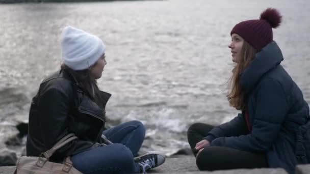 二人の女の子がマンハッタン橋に座るし、ニューヨークへの観光旅行をお楽しみください。 — ストック動画
