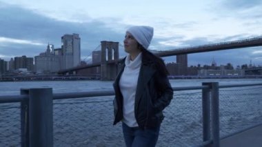 Genç kadın akşam Manhattan'ın manzarası harika yürüyor - gezi fotoğrafçılığı