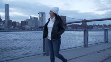 Genç kadın Manhattan'ın manzarası harika akşam yürür.