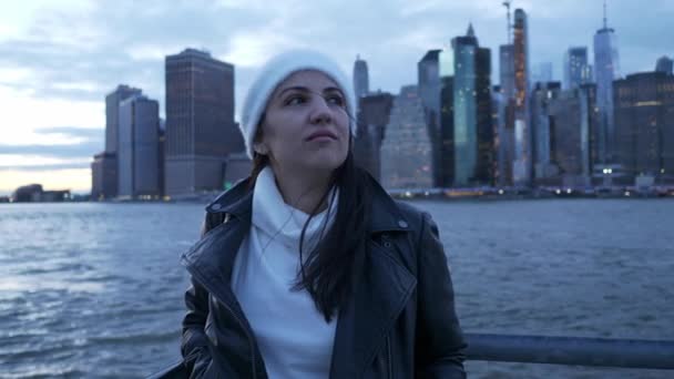 Giovane donna cammina lungo il meraviglioso skyline di Manhattan la sera — Video Stock