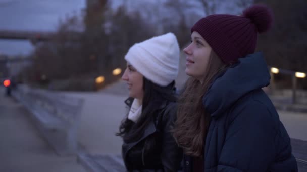 2 つの若い女性がニューヨークのマンハッタンのスカイラインで素晴らしい夜を楽しむ — ストック動画