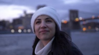 İki genç kadın, New York'taki Manhattan siluetinin muhteşem bir akşam zevk