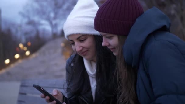 Duas jovens desfrutam de uma noite maravilhosa no horizonte de Manhattan em Nova York — Vídeo de Stock