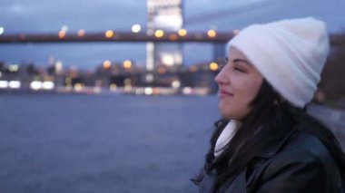 Hudson Nehri New York güzel bir akşam manzaralı Manhattan şehir ışıkları üzerinde rahatlatıcı