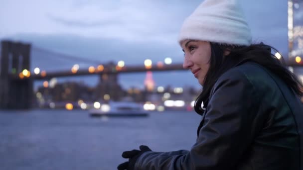 Relaxing at the Hudson River New York with a beautiful evening view over Manhattan city lights — Stock Video