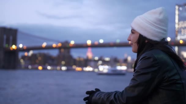 Relajarse en el río Hudson Nueva York con una hermosa vista de la noche sobre las luces de la ciudad de Manhattan — Vídeo de stock