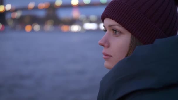 Relajarse en el río Hudson Nueva York con una hermosa vista de la noche sobre las luces de la ciudad de Manhattan — Vídeo de stock