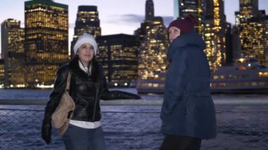 İki arkadaş New York'a gezi için seyahat.