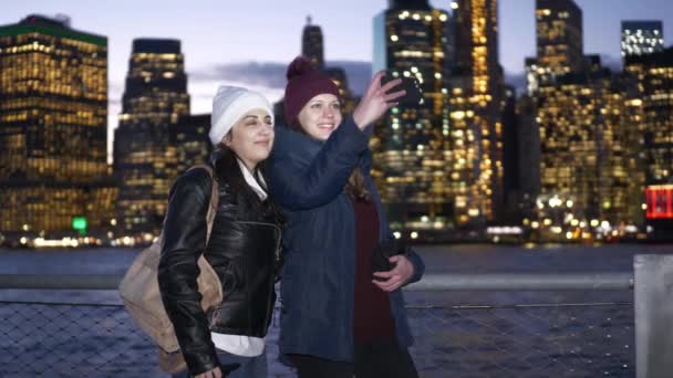 A csodálatos Manhattan látképének látogatják a két lány New Yorkban — Stock videók