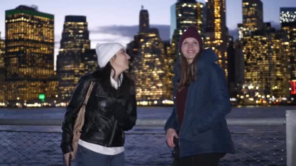 Чудовий Манхеттен відвідують дві дівчини в Нью-Йорку — стокове відео