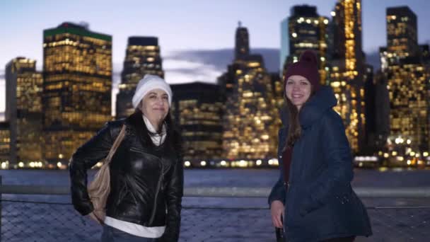 Чудовий Манхеттен відвідують дві дівчини в Нью-Йорку — стокове відео