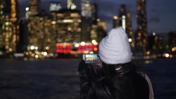 Genç kadın geceleri üzerinde Manhattan siluetinin muhteşem manzarası sahiptir — Stok video