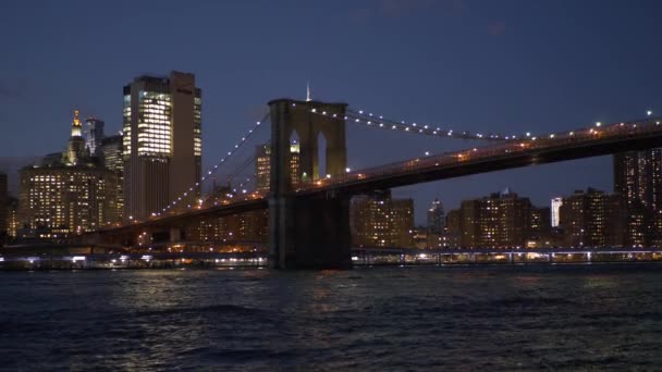 Vackra Brooklyn Bridge New York på natten — Stockvideo