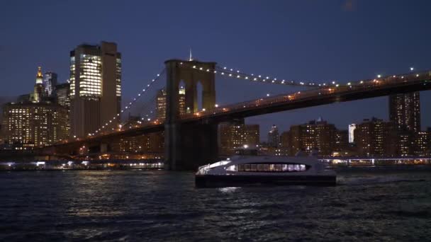 Vackra Brooklyn Bridge New York på natten — Stockvideo