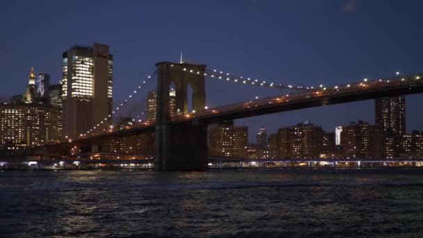 Vackra Brooklyn Bridge New York på natten — Stockvideo