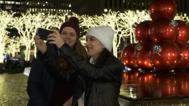 Duas meninas visitam Nova York no maravilhoso tempo de Natal — Vídeo de Stock