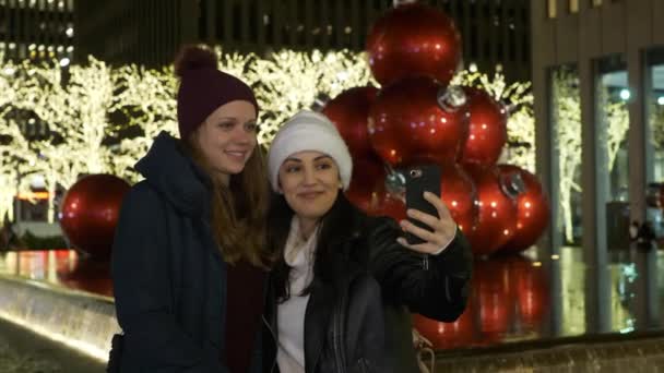 Dos chicas visitan Nueva York en la maravillosa época de Navidad — Vídeo de stock