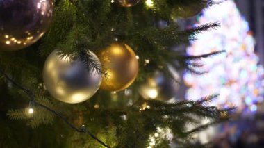 Şehirde güzel bir Noel süsü.