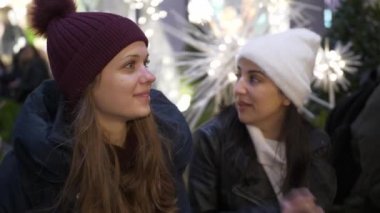 New York'ta Noel alışveriş üzerinde iki kız