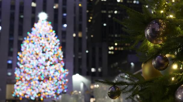 Beroemde en spectaculaire kerstboom in New York — Stockvideo