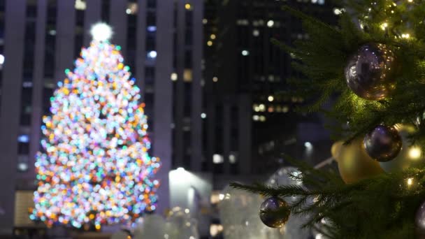 Beroemde en spectaculaire kerstboom in New York — Stockvideo