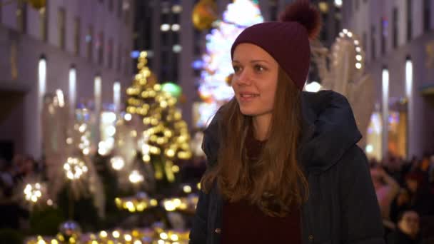 Дві дівчинки користуватися прекрасний час Різдва в Нью-Йорку — стокове відео