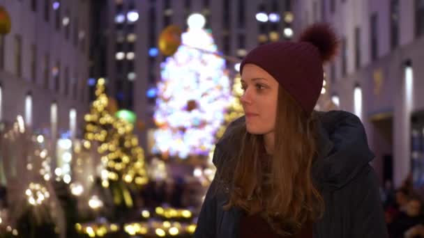 Twee meisjes genieten van de prachtige Kersttijd in New York — Stockvideo