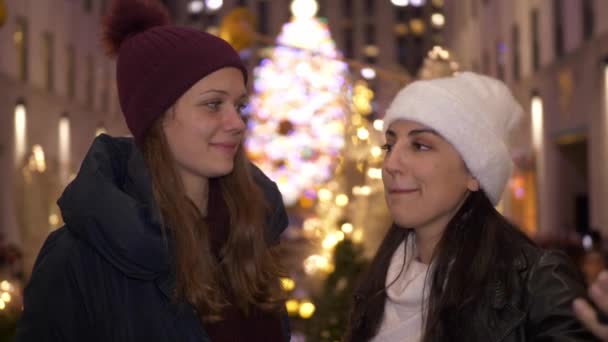 Duas meninas desfrutar do maravilhoso tempo de Natal em Nova York — Vídeo de Stock
