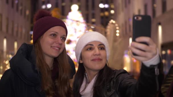 Zwei mädchen genießen die wunderbare weihnachtszeit in new york — Stockvideo