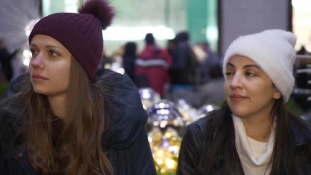 Duas meninas desfrutar do maravilhoso tempo de Natal em Nova York — Vídeo de Stock