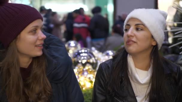 Δύο κορίτσια απολαμβάνουν την υπέροχη στιγμή Χριστούγεννα στη Νέα Υόρκη — Αρχείο Βίντεο