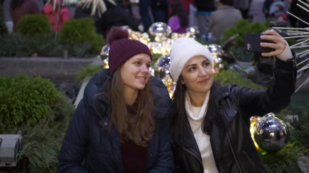 Dois amigos viajam para Nova York para passear na época do Natal — Vídeo de Stock