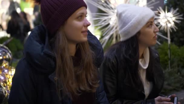 New York'ta Noel alışveriş üzerinde iki kız — Stok video