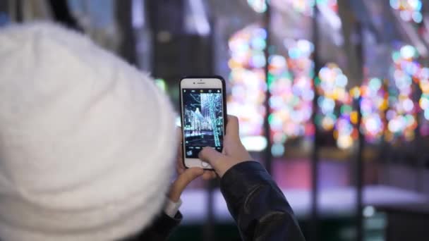 Giovane donna gode la bella decorazione di Natale in città — Video Stock