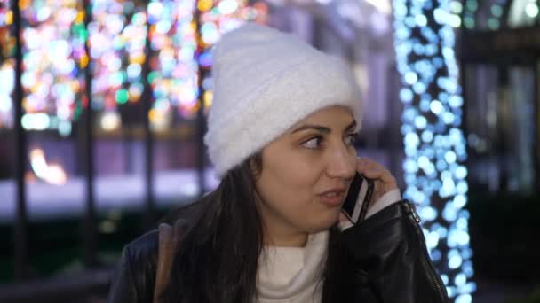 Молода жінка насолоджується красивою різдвяною прикрасою в місті — стокове відео